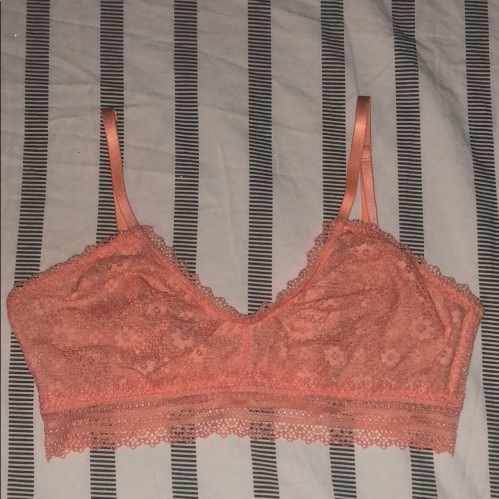 Victoria’s Secret•Scoop Neck•Coral Lace Bralette